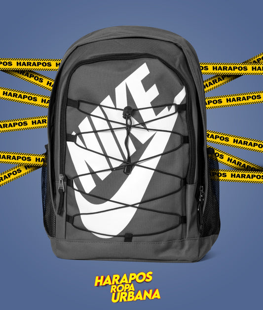Mochila nike con elastico cruzado plomo con letras blancas