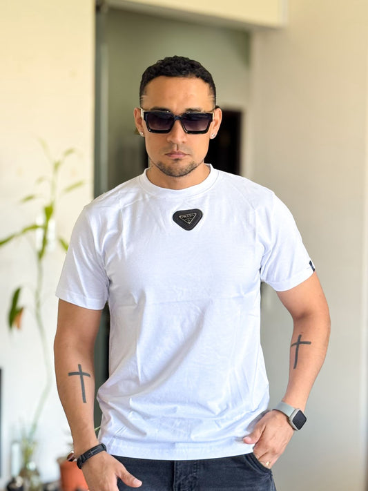 Polera prada blanca logo metalico