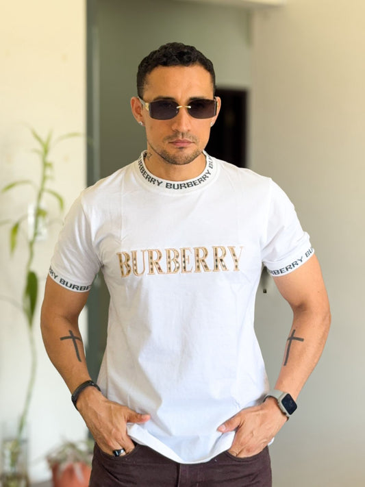 Polera burberry blanca letras cafes brodadas