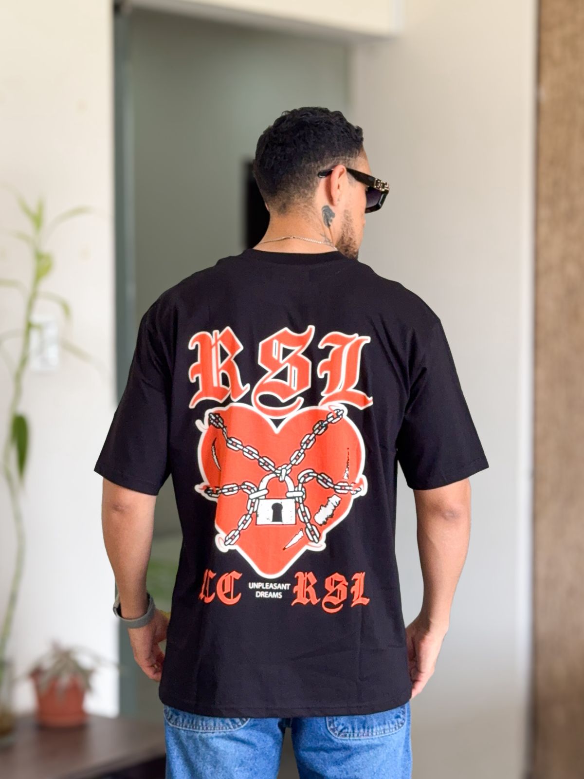 Polera rose london oversize negra corazon con candado