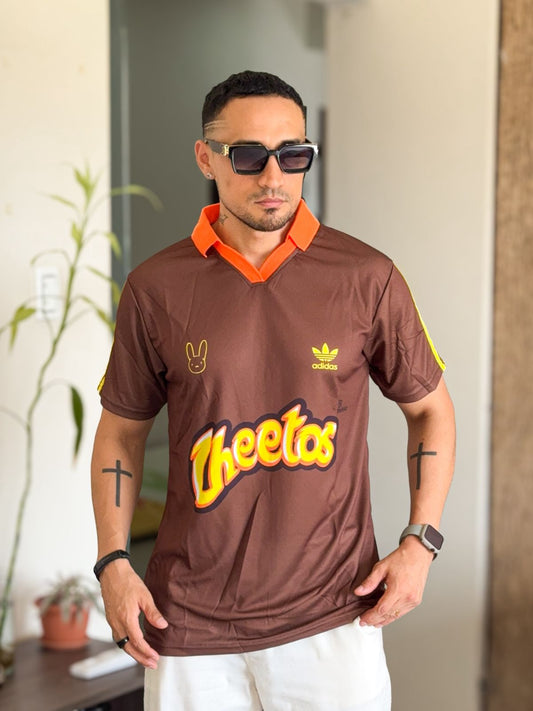 Polera adidas cheetos bad bunny cafe
