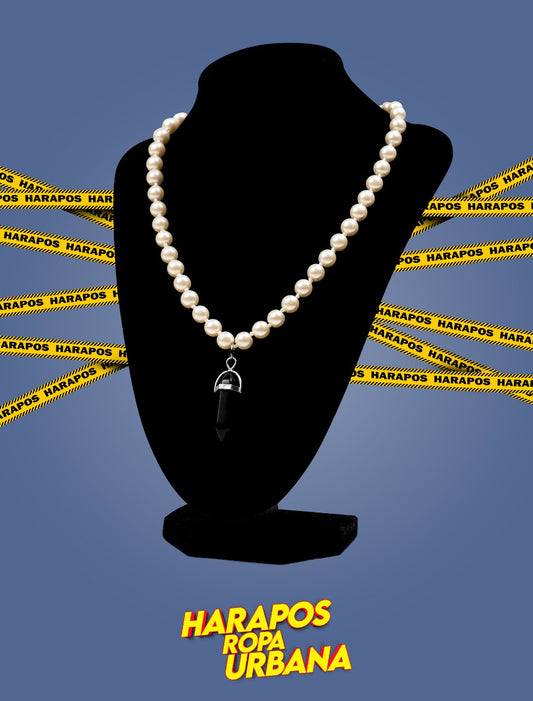 Cadena de perlas blancas con cuarzo negro